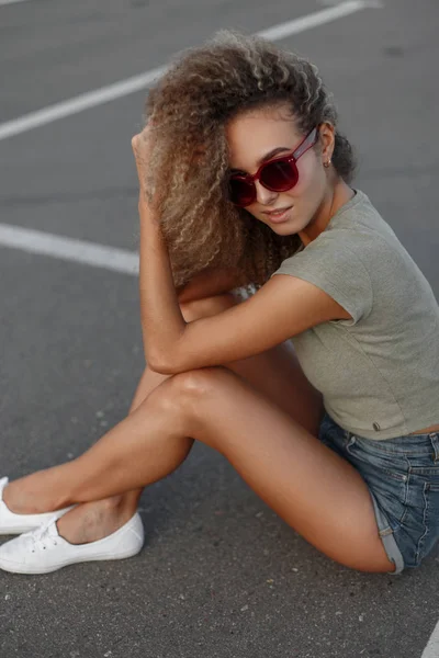 Seksi Güzel Genç Kadın Modeli Güneş Gözlüğü Trendy Denim Giysi — Stok fotoğraf