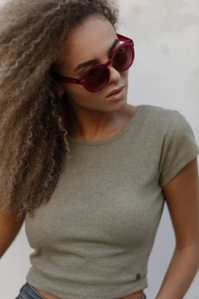 Portret Piękne Modne Młoda Kobieta Kręcone Różowe Okulary Stylowej Koszulce — Zdjęcie stockowe