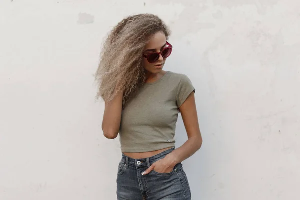 Stylische Junge Lockige Frau Mit Rosa Sonnenbrille Vintage Jeans Kleidung — Stockfoto