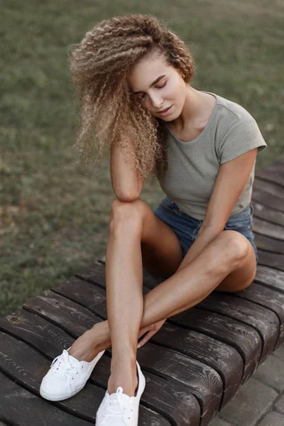 Menina Elegante Com Penteado Encaracolado Roupas Casuais Elegantes Com Calções — Fotografia de Stock