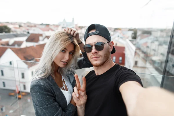 Stijlvolle Mooie Jonge Paar Selfie Stad Doen Modieuze Man Met — Stockfoto