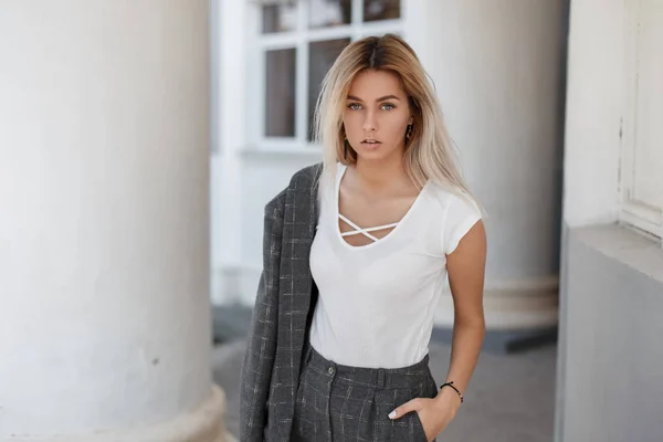 Chica Moda Una Elegante Camiseta Blanca Con Abrigo Vintage Gris — Foto de Stock