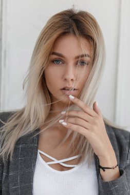 Taze beyaz tişört ve şık bir gri ceket sokakta bir güzel şık model kadın portresi