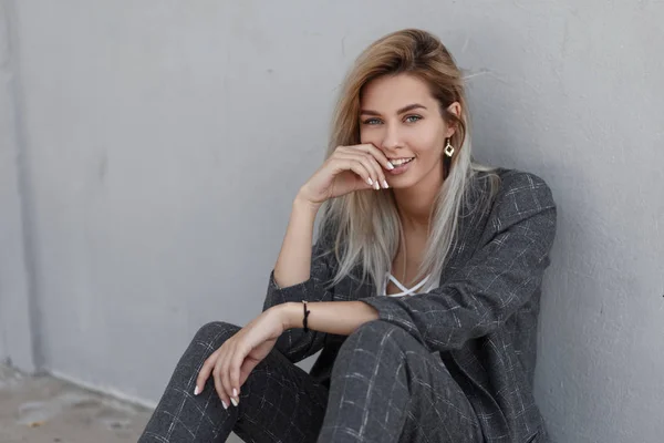 Elegante Hermosa Mujer Feliz Joven Con Una Sonrisa Traje Gris —  Fotos de Stock