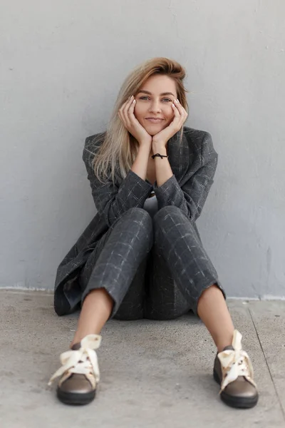 Engraçado Bela Menina Com Sorriso Terno Cinza Vintage Elegante Com — Fotografia de Stock