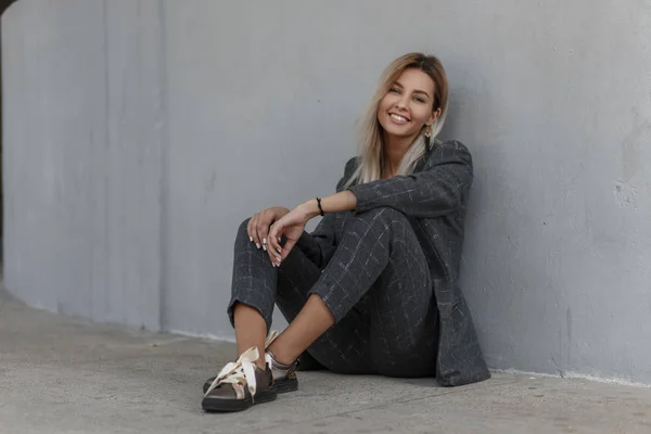 Felice Bella Giovane Ragazza Modello Elegante Con Sorriso Abito Grigio — Foto Stock