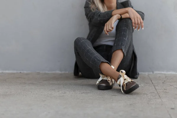 Модна Стильна Дівчина Вінтажному Сірому Костюмі Піджаком Штанами Модним Взуттям — стокове фото
