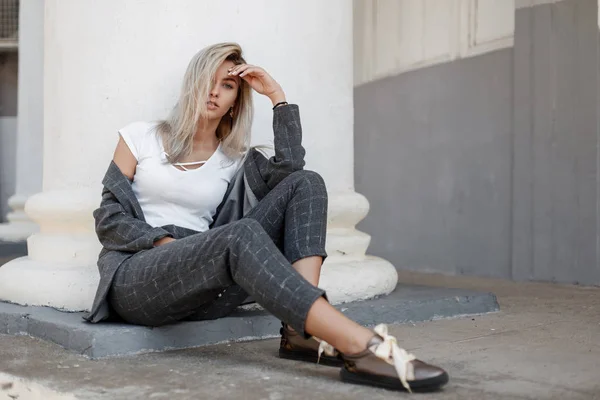 Fashionable Beautiful Stylish Woman Gray Coat Stylish Pants Shoes Sitting — Stock Photo, Image