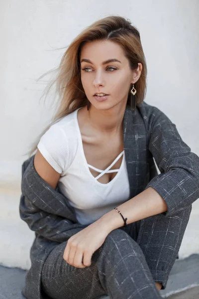 Stylish Young Beautiful Model Woman Fashionable Gray Vintage Clothes Sitting — Stock Photo, Image