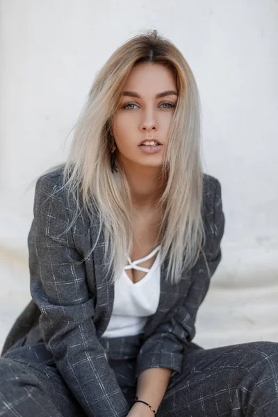 Elegantní Mladý Model Blond Žena Vintage Šedý Oblek Sedí Ulici — Stock fotografie