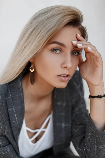 Свіжий Літній Портрет Красивої Молодої Дівчини Моделі Сірому Модному Піджаку — стокове фото