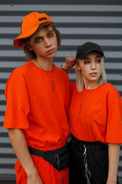 Fashionabla Unga Vackra Paret Med Mössa Ljusa Orange Moderiktiga Kläder — Stockfoto