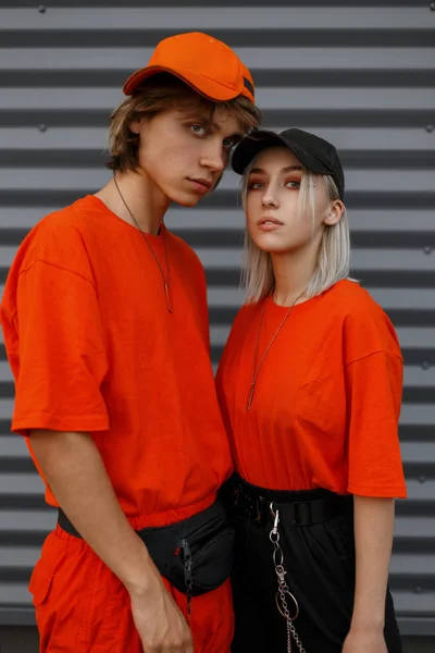 Ganska Ung Snygg Tjej Med Fashionabla Stilig Man Orange Kläder — Stockfoto