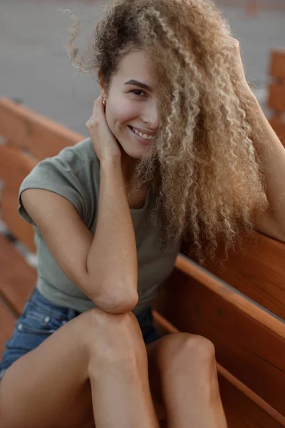 Забавный Портрет Красивой Молодой Стильной Женщины Вьющимися Волосами Улыбкой Модной — стоковое фото