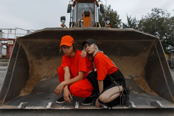 Snygga Unga Par Trendiga Orange Kläder Med Lock Som Sitter — Stockfoto