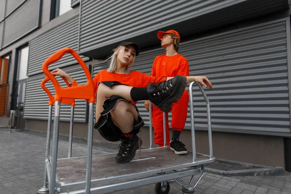 Snygga Unga Par Med Mössa Orange Moderiktiga Kläder Med Sneakers — Stockfoto