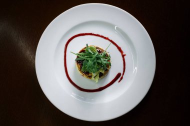 Karanlık bir arka plan üzerinde bir plaka üzerinde nefis bir kahvaltı. Peynirli Krep yeşillikleri ile. Üstten görünüm