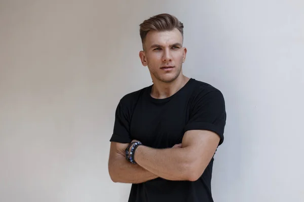 Modieuze Knappe Amerikaans Model Man Met Kapsel Zwart Trendy Shirt — Stockfoto