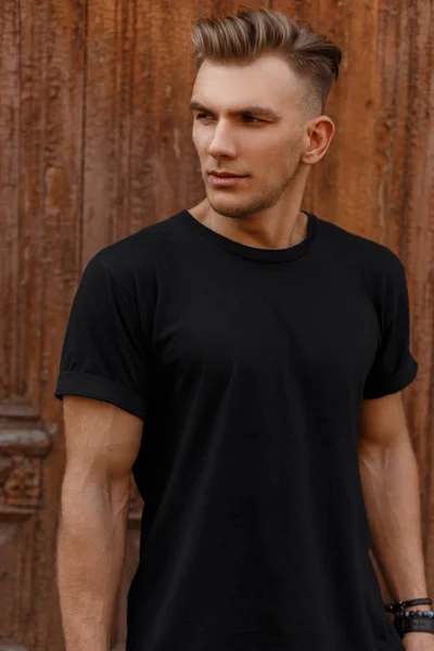 Knappe Man Met Stijlvolle Kapsel Trendy Zwart Mockup Shirt Staat — Stockfoto