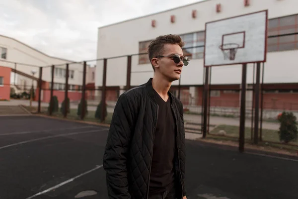 Guapo Joven Hipster Con Gafas Sol Ropa Negra Moda Con — Foto de Stock