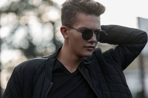 Joven Hombre Moda Guapo Con Gafas Sol Con Estilo Negro — Foto de Stock