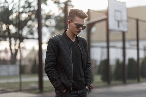 Ung Mode Stilig Hipster Man Med Snygga Solglasögon Svart Trendig — Stockfoto