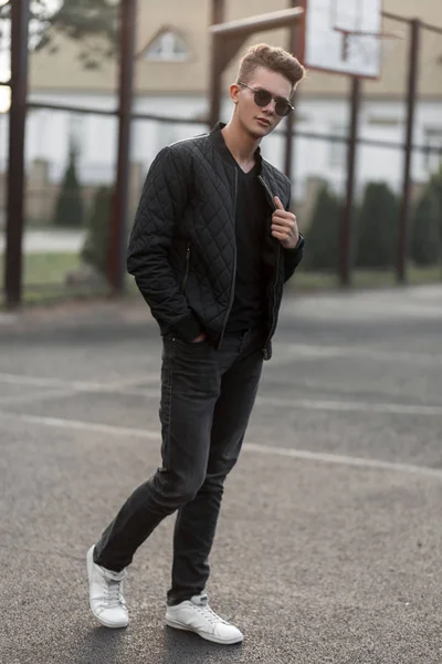 Elegante Joven Guapo Con Gafas Sol Ropa Negra Moda Con —  Fotos de Stock