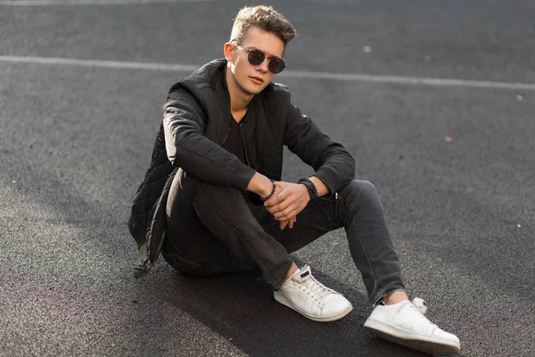 Jeune Beau Mec Hipster Avec Des Lunettes Soleil Vêtements Noirs — Photo