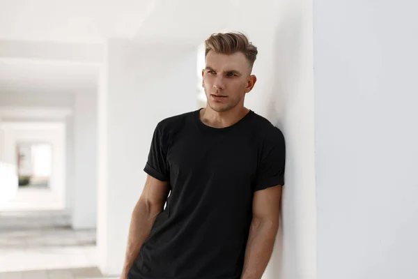 Knappe Jonge Amerikaanse Stijlvolle Man Met Kapsel Mode Zwarte Shirt — Stockfoto