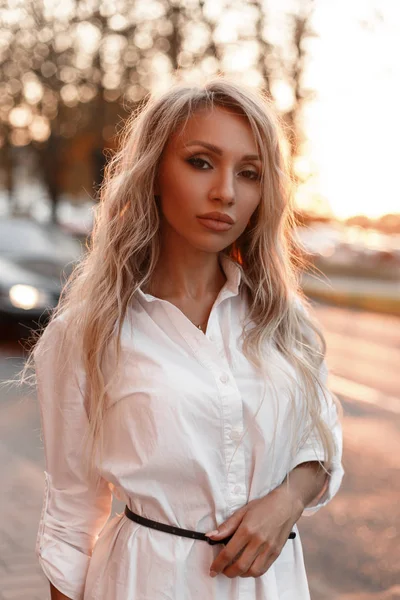 Elegante Hermosa Mujer Modelo Joven Una Camisa Blanca Ciudad Atardecer — Foto de Stock