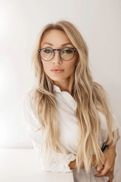Beautiful Woman Fashionable Glasses Stylish White Shirt Gray Wall Studio — Stock Photo, Image