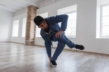 Şık genç adam dansçı jeans kot pantolon giysili dans stüdyosunda dans ile