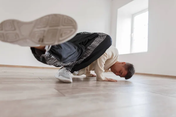 Young Dancer Standing Arm Man Dancing Breakdance Dance Studio — Stock Photo, Image