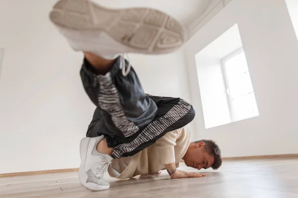 Genç Bir Adam Beyaz Bir Kazak Şık Spor Ayakkabı Dans — Stok fotoğraf