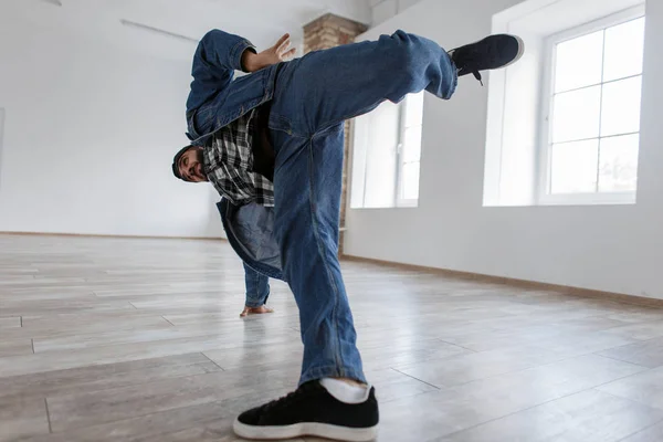 Bailarín Hombre Elegante Guapo Moda Con Una Gorra Una Chaqueta — Foto de Stock