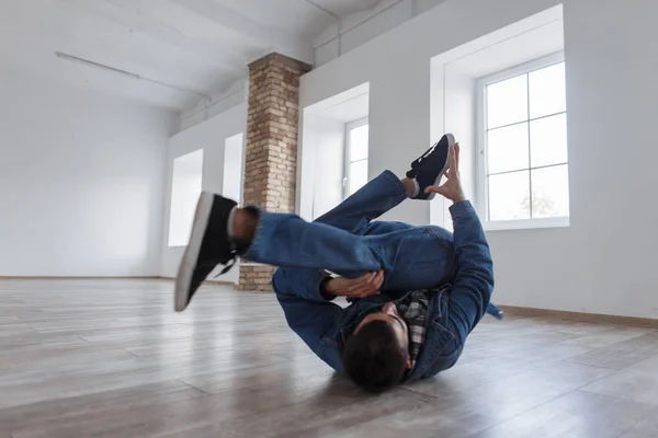 Homem Dançarino Moda Denim Roupas Dançando Estúdio — Fotografia de Stock