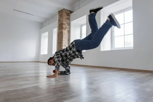 Jovem Dançarino Elegante Cara Com Jeans Camisa Dançando Estúdio Dança — Fotografia de Stock