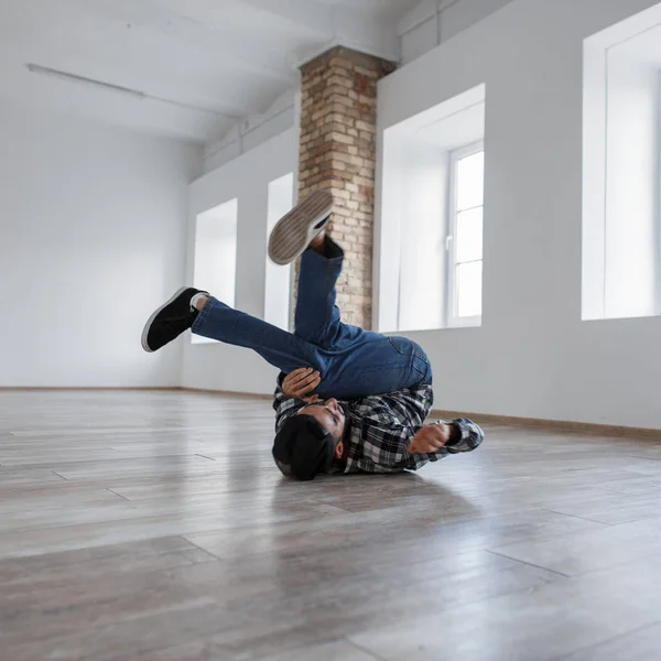 Νεαρός Άνδρας Στο Τζιν Και Πουκάμισο Χορεύουν Στο Στούντιο Χορού — Φωτογραφία Αρχείου