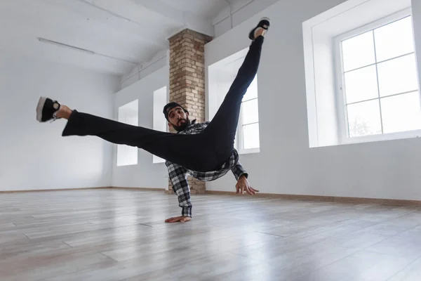 Handsome Dancer Man Cap Dances Motion Hall — Stock Photo, Image