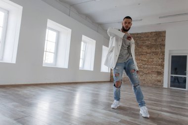 Çekici dansçı şık bir ceket ve şık kot stüdyoda dans sökük