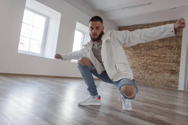 Jonge Knappe Mannelijke Danser Mode Kleding Met Gescheurde Jeans Poseren — Stockfoto