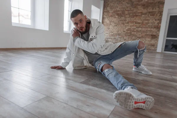 Aantrekkelijk Model Voor Modieuze Jonge Man Met Een Baard Een — Stockfoto