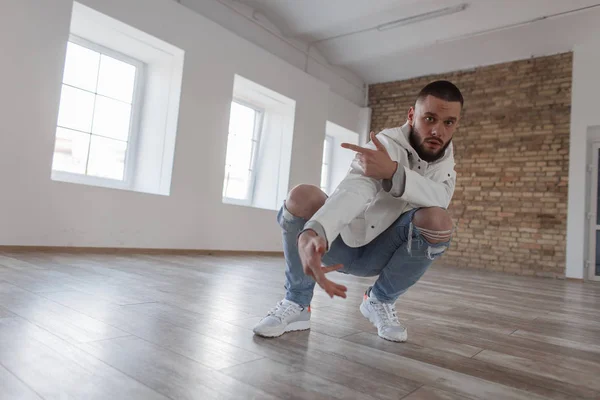 Stijlvolle Knappe Jonge Man Danser Trendy Jas Mode Ripped Jeans — Stockfoto