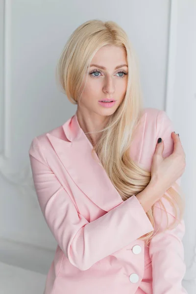 Ganska Ung Blond Flicka Rosa Moderiktiga Kläder Nära Den Vita — Stockfoto