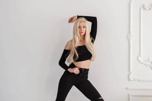 Modische Schöne Junge Blonde Model Frau Schwarzer Mode Kleidung Posiert — Stockfoto