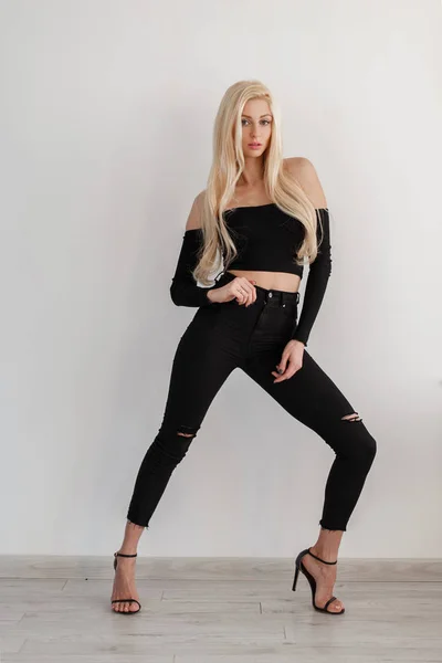 Stilvolle Schöne Junge Mädchen Modell Schwarzen Modischen Kleidern Mit Schuhen — Stockfoto