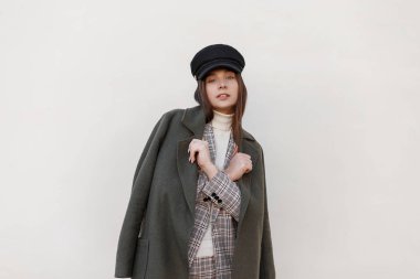 Şık çekici genç kadın moda ceket duvara yakın poz kareli takım elbise ile