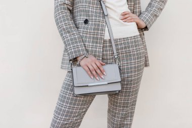 Şık güzel kadın çantası. Çanta ile moda damalı elbiseli Genç kız. Yakın çekim