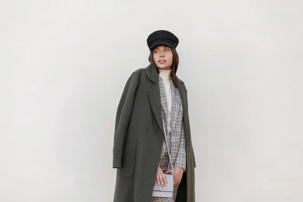 Fashionable Woman Hat Stylish Green Coat Checkered Fashionable Suit Bag — Stock Photo, Image