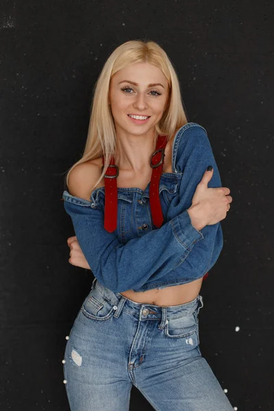 Jonge Gelukkig Aantrekkelijke Vrouw Met Een Glimlach Sproeten Jeans Kleding — Stockfoto